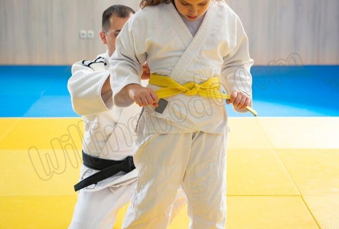 How to tie a karate belt accurately