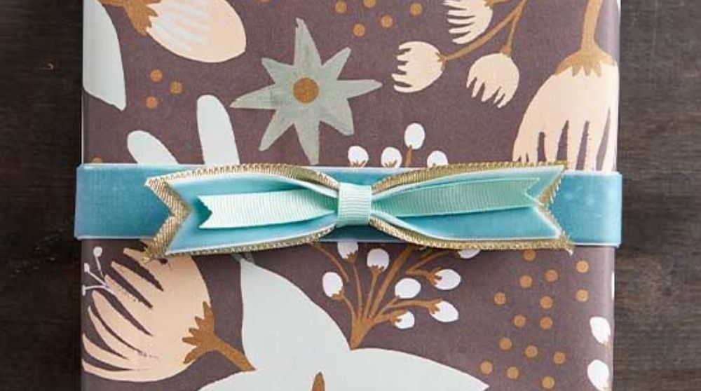 Make Three-tiered bow on wrapping a gift