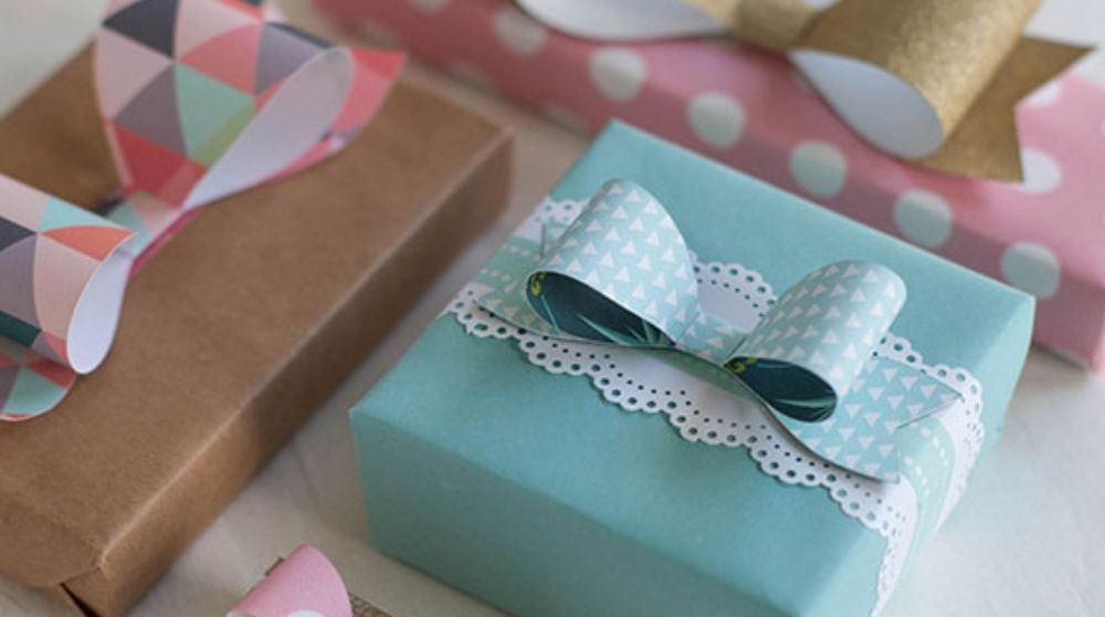 Paper-bow template for Christmas presents
