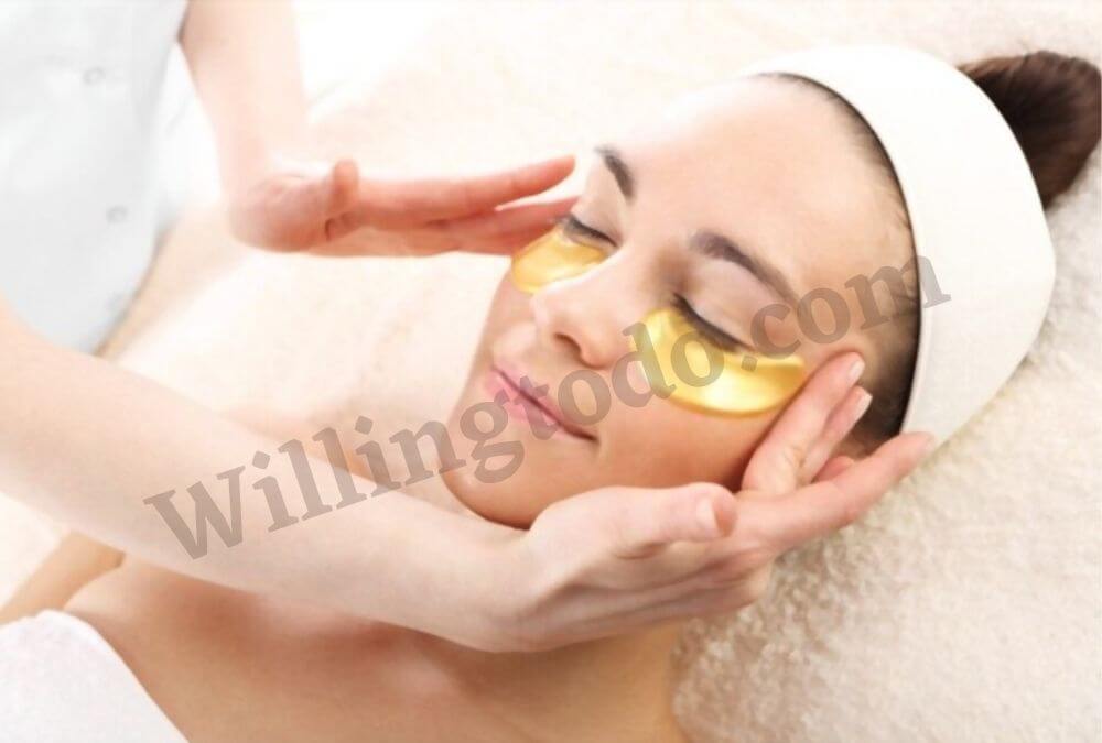 Using soothing eye masks to cover dark circles